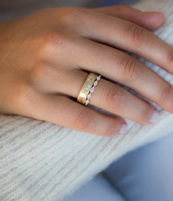 Minimalst Delicate diamond ring