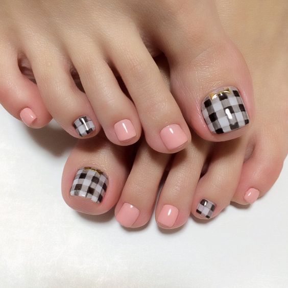 Checkered Nail Art